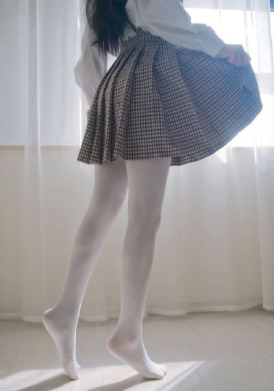 厨房里掀起岳的裙子_高清电影在线观看